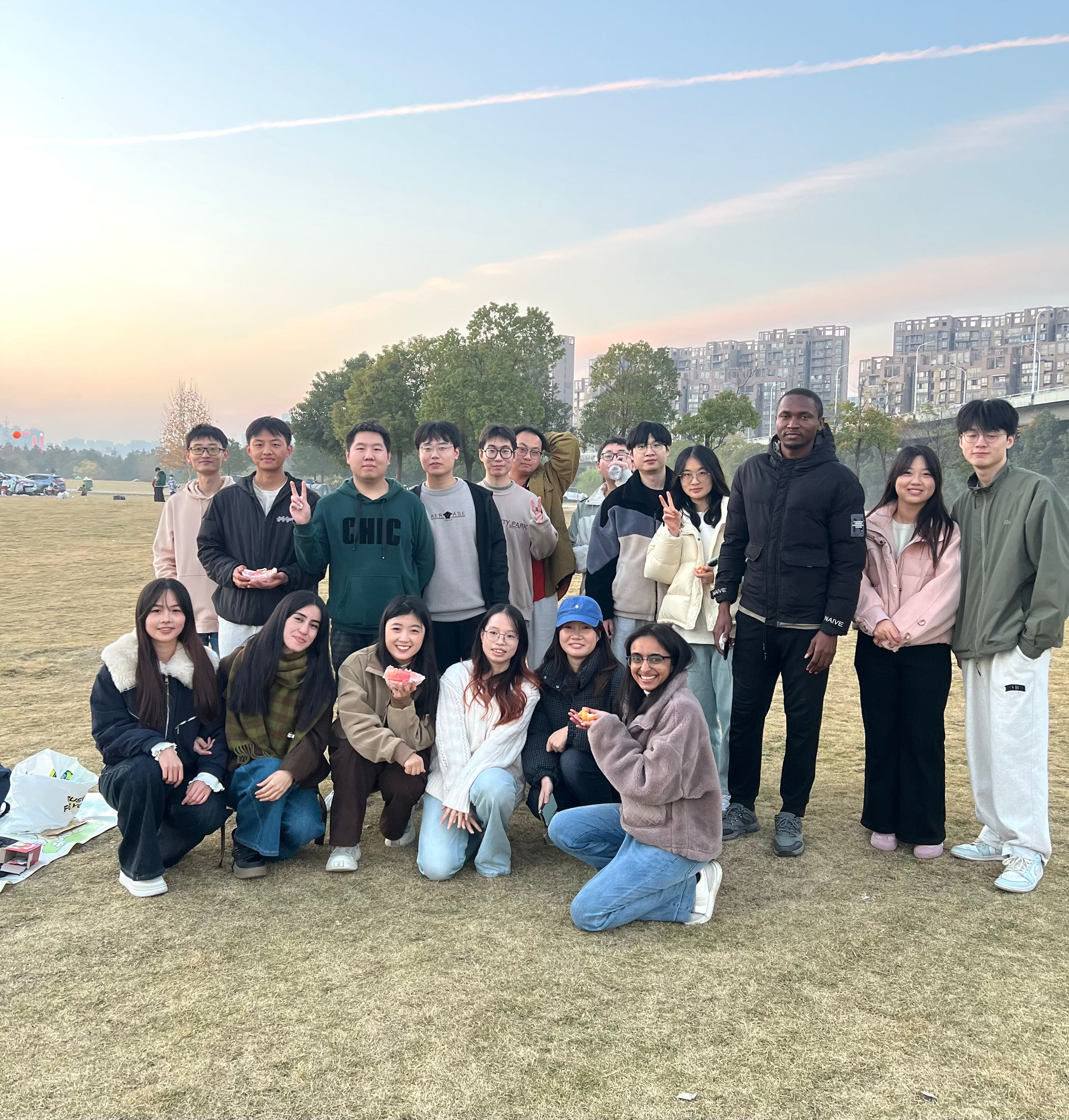 团队成员在东湖白马驿栈合影