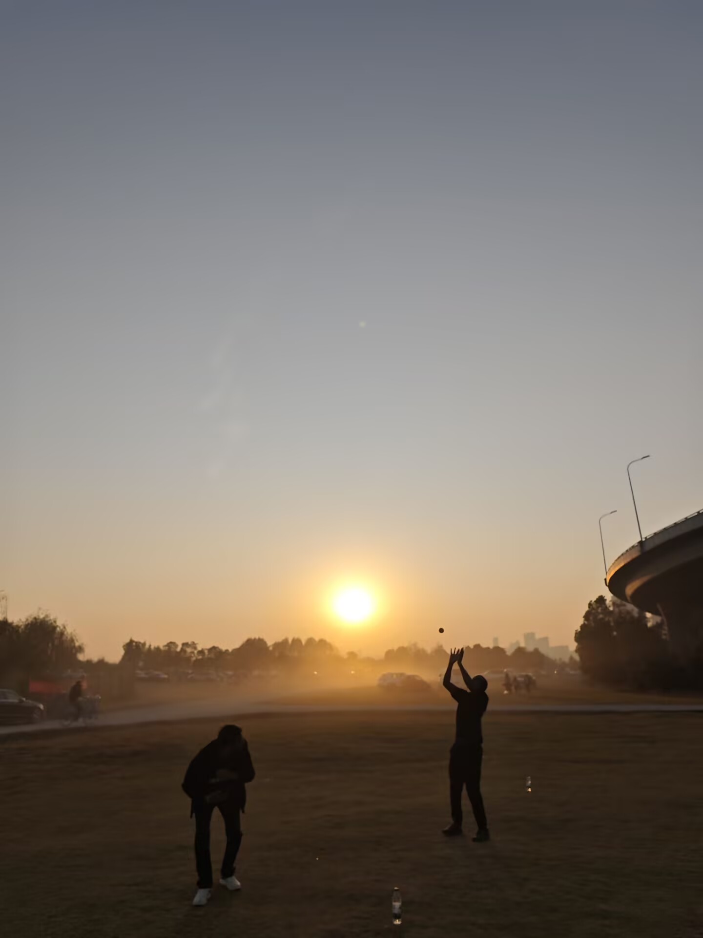 东湖白马驿栈夕阳下的户外活动